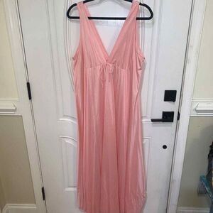 Llise Stevens Nightgown Vintage Size Medium long‎ slinky pinky peach color